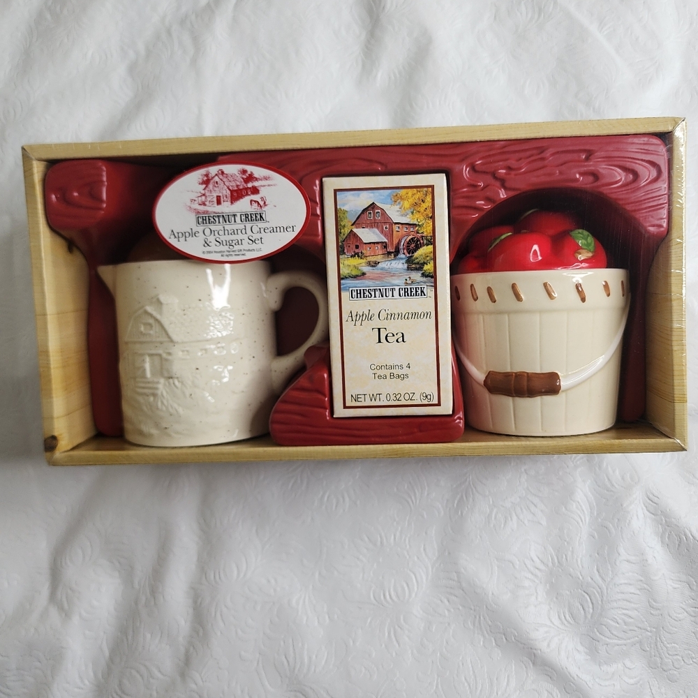 Vintage Chestnut Creek Apple Orchard Ceramic Creamer & Sugar Set NEW